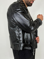 BIKER IN PELLE CON BORCHIE