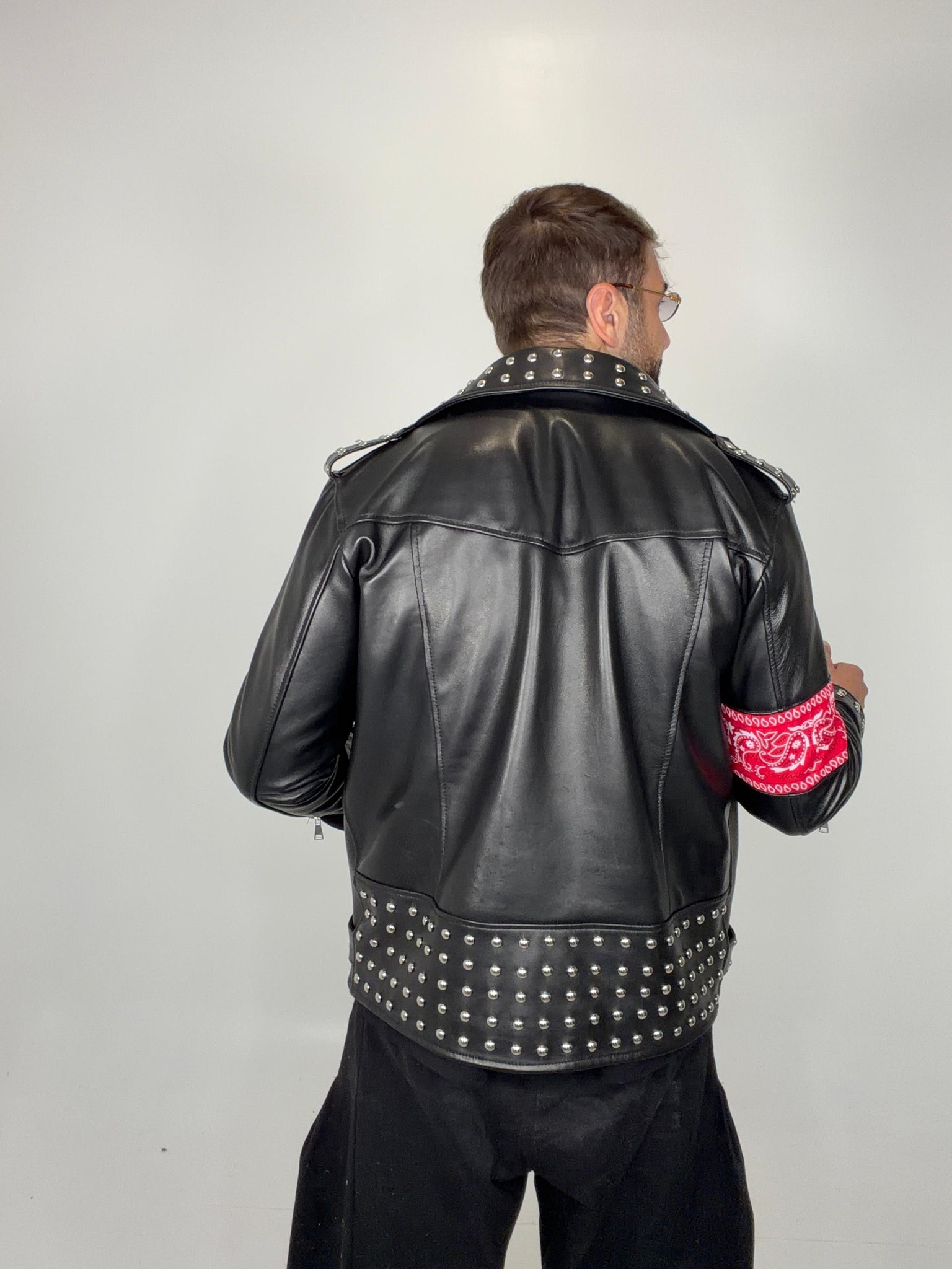 Chiodo in pelle borchiato