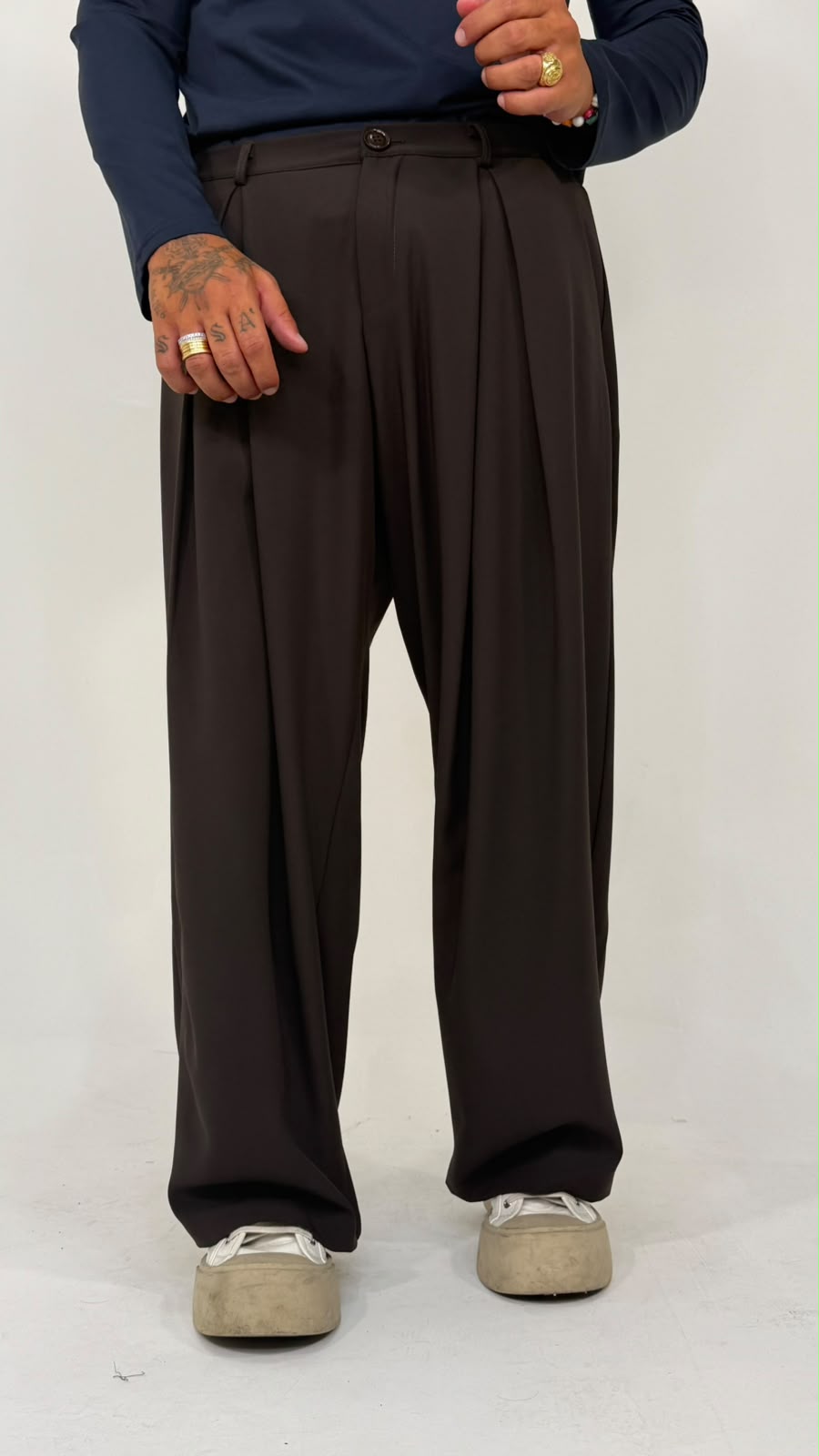 PANTALONE FONDO AMPIO CON PINCES - MARRONE