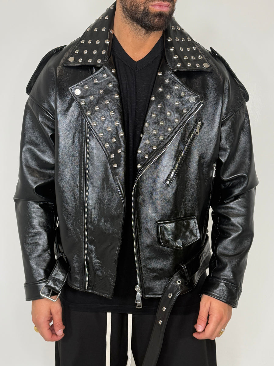 BIKER IN PELLE CON BORCHIE
