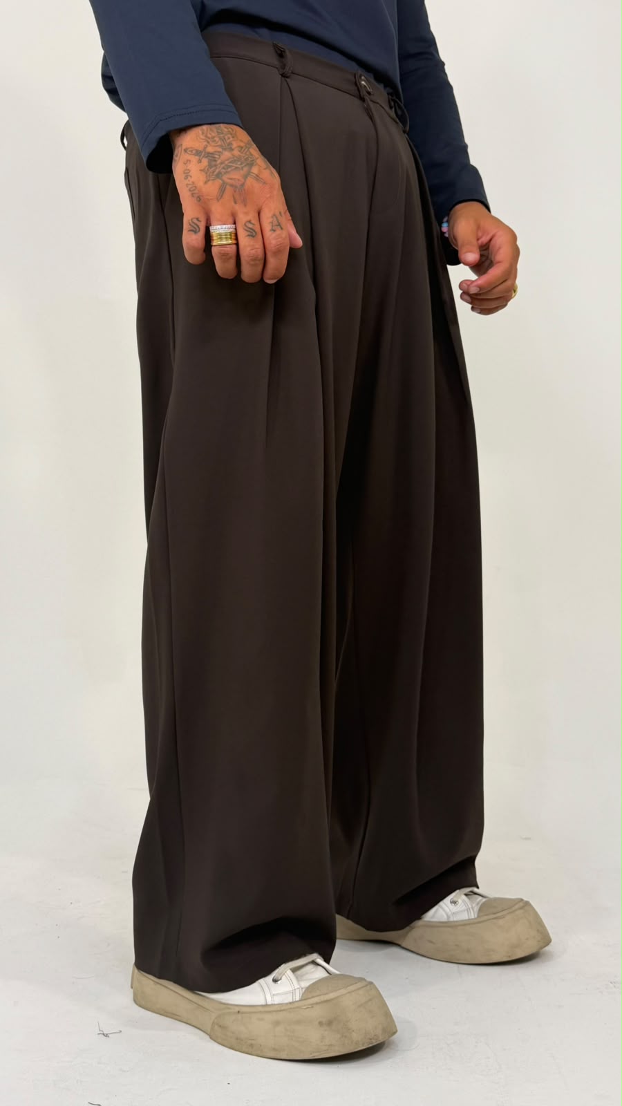 PANTALONE FONDO AMPIO CON PINCES - MARRONE