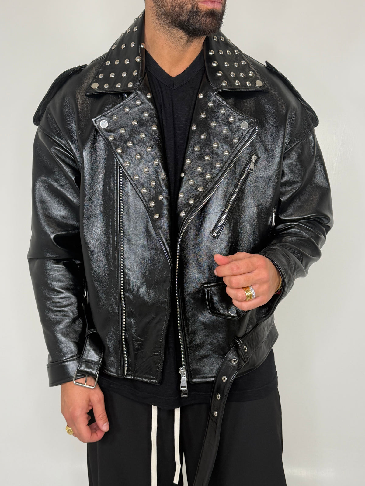 BIKER IN PELLE CON BORCHIE